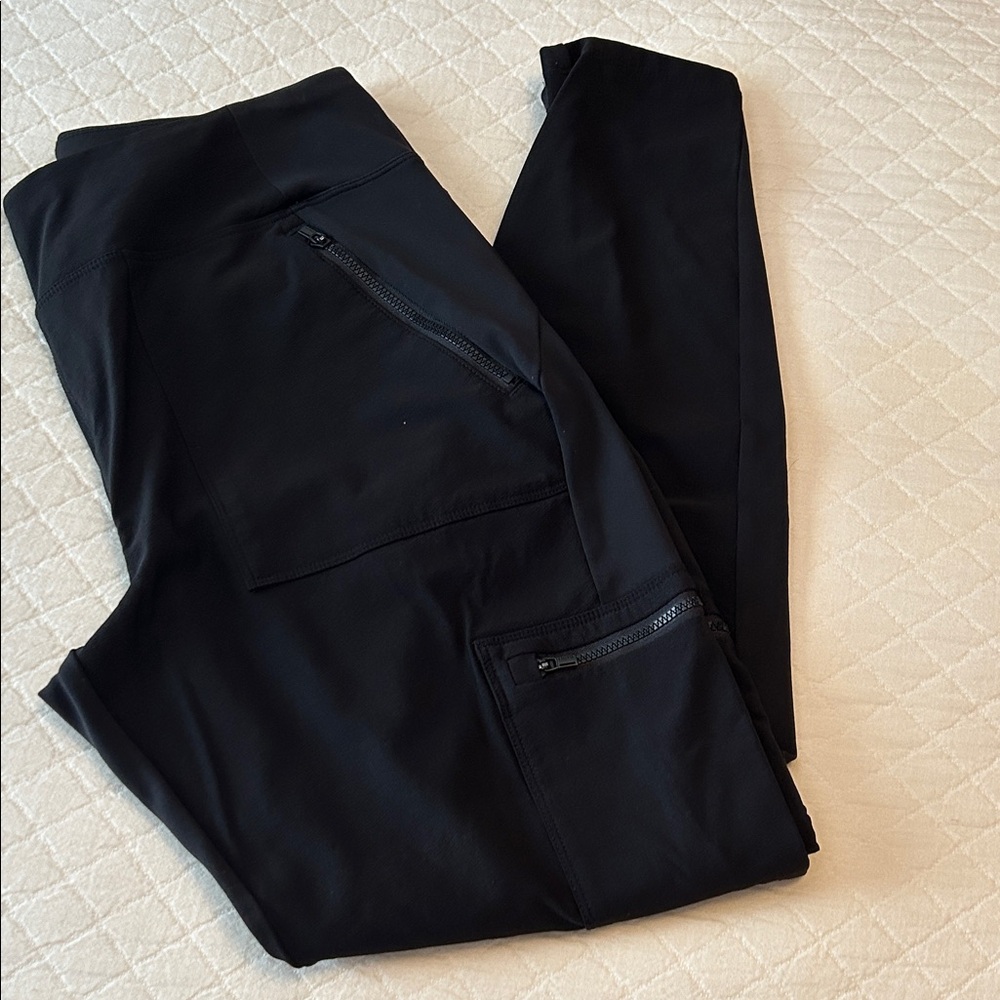 Athleta hybrid cargo in black